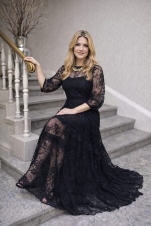 Vestido longo em renda floral delicada.